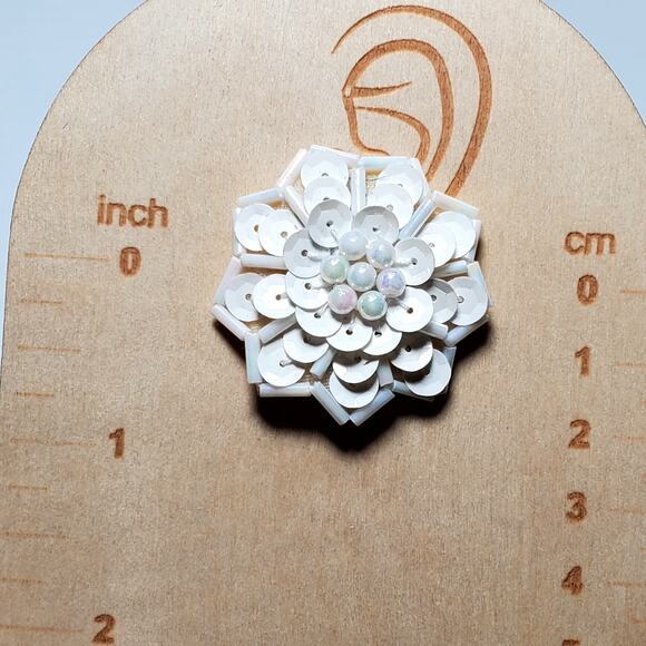 Flower Beaded Post Back Earrings 1" Round Floral White New - Picture 2 of 5